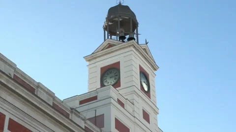 The clockmaker at Sol, "under no pressure" ahead of his 27th New Year's Eve chim Video stock 259712028