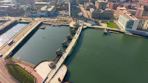 Clockwise 4K 60FPS aerial video of the River Lagan and Lagan Bridges in Belfast Stockbeeldmateriaal 332626914
