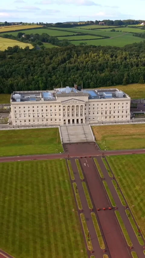 Clockwise 60FPS vertical social ratio aerial video Stormont Parliament Vídeo Stock 341476025