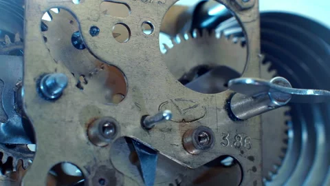 The clockwork mechanism of the old mechanical alarm clock works properly Video stock 130116519