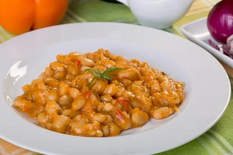 Clopse up of cooked beans with ingredients Stockfoto's