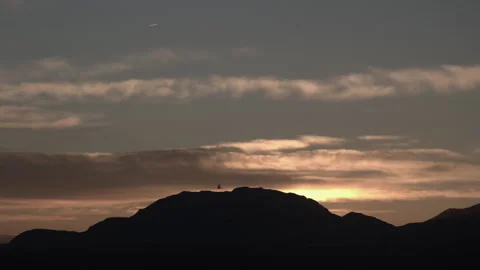 Close up 10-bit 4K sunrise over mountain peak with golden glow Stockbeeldmateriaal 333194547