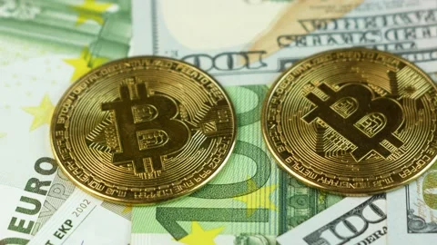 Close-up of 100 euro banknotes, 100 dollars and bitcoin gold coins rotate. Crypt Vídeos de archivo 166334595