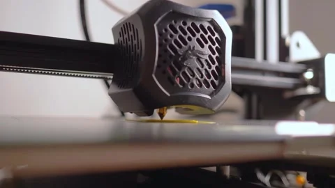 Close-Up of a 3D Printer Manufacturing a Yellow Plastic Detail Vidéo 252078526