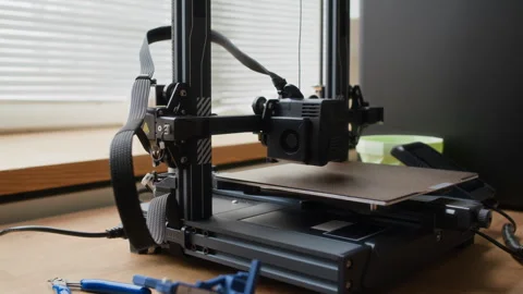 Close up of 3D Printer with Print Head and Wires on Wooden Workbench Stockbeeldmateriaal 335689644