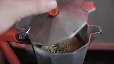 Close-Up 4K: Hot Premium Coffee Pouring from Moka Pot Spout  Then Hand Clos.. Vídeo Stock 332118611