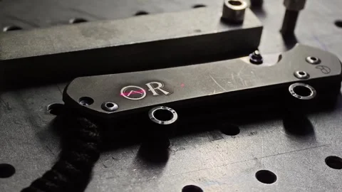Close Up 4K Laser Engraving on Titanium Pocket Knife Handle, Dramatic Sparks Vidéo 342854230