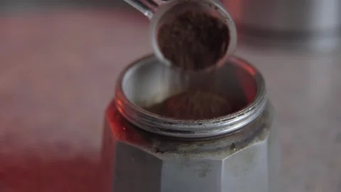 Close-Up 4K: Premium Coffee Grounds Being Added to a Moka Pot (Stovetop Esp.. Vídeo Stock 332073062