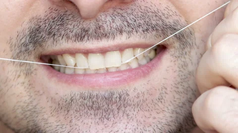 Close up 4k video young man mouth,smiling and flossing teeth Vidéo 197058562