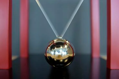 Close up 5 Balls Pendulum, chrome Newton's cradle Foto stock