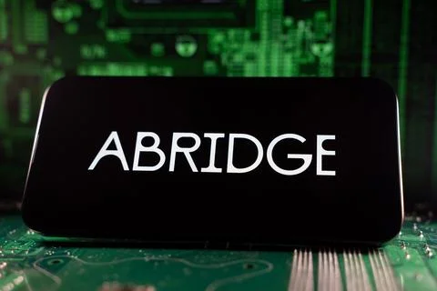 Close up of Abridge logo on device with circuit board background. Toronto, Foto stock