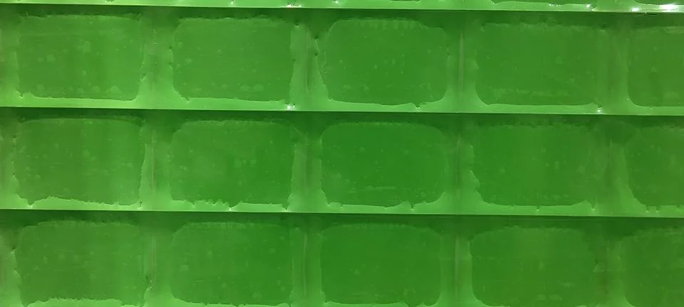 Close‑up abstract background featuring glossy green rectangular tiles Foto stock