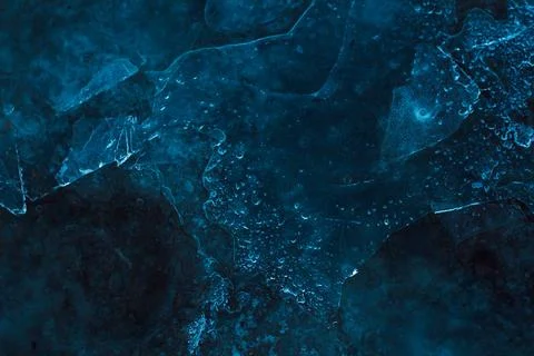 Close-up of abstract ice patterns in deep blue hues, showcasing intricate Foto stock