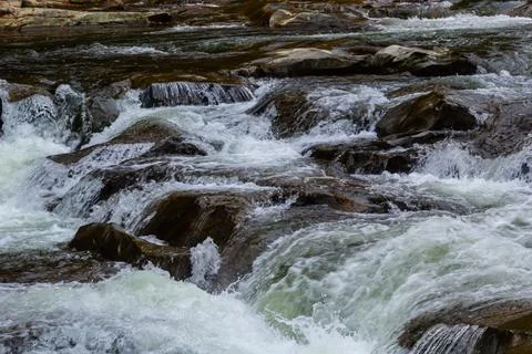 Close-up abstract texture above view of river torrent and clear fresh cold wa Foto stock