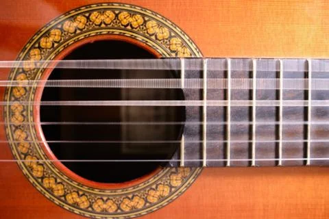 Close-up of acoustic guitar with vibrating strings Foto stock