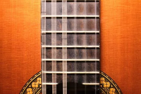 Close-up of acoustic guitar with vibrating strings Foto stock