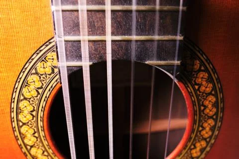 Close-up of acoustic guitar with vibrating strings Stockfoto's