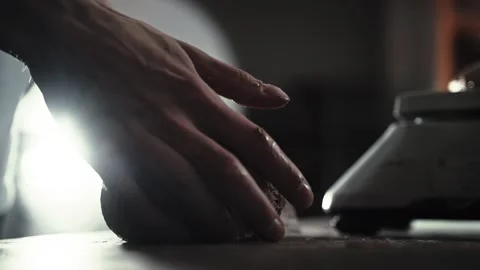 Close-up action of person hands shaping bread dough on work surface, artisan Vidéo 344862292