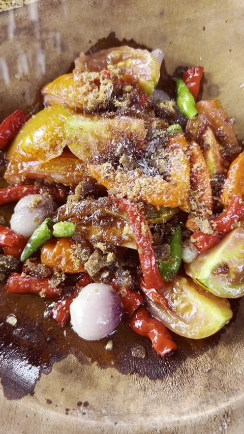 Close-up of Adding MSG Seasoning to Traditional Indonesian Sambal Ingredients 库存影片 330378549