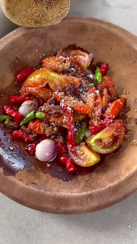 Close-up of Adding Salt and Seasoning to Fresh Indonesian Sambal Ingredients 库存影片 330378532