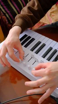 Close-Up Adjusting MIDI Controller Knobs and Sliders in Studio Foto stock