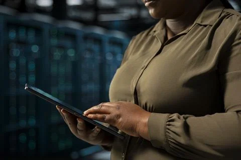 Close up of admin using tablet to do maintenance on data center electronics Foto stock