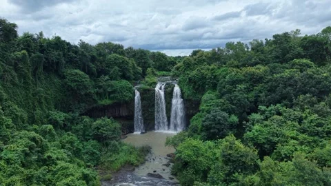 Close-up aerial approach to a three-stream waterfall Vidéo 342209927