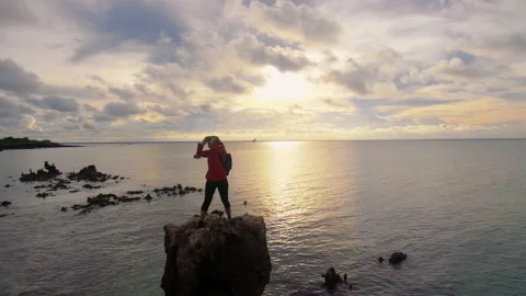Close aerial drone quad copter: Young tourist woman wearing virtual reality head Stock Footage 199623102