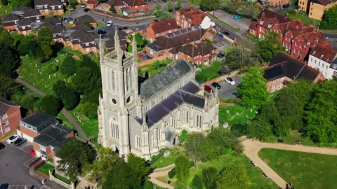 Close Aerial Drone View of St Mary’s Church in Andover Vidéo 335956654