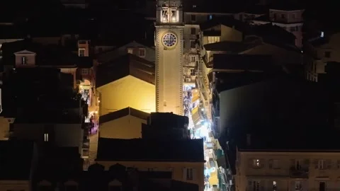Close-up aerial night view of the Saint Spyridon Church bell tower in Corfu 库存影片 333943661
