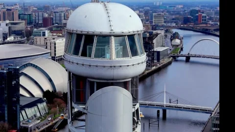 Close Aerial Orbit Left Around Glasgow Science Centre Tower Vídeos de archivo 328788519