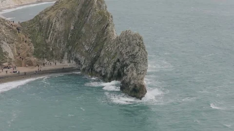 Close Aerial Profile of Durdle Door Limestone Rock Formation Dorset Vídeo Stock 346737977