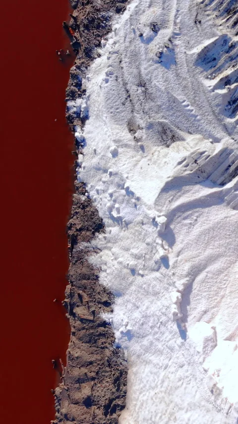 Close up aerial of red pond and salt edge, Bulgaria Vertical video. Vidéo 338008181