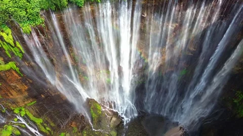 Close-Up Aerial Tilt Down of Tumpak Sewu Waterfall with Rainbow Vídeos de archivo 345994155