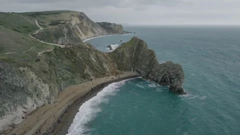 Close Aerial View of Durdle Door Limestone Arch on the Jurassic Coast Vídeo Stock 346737961