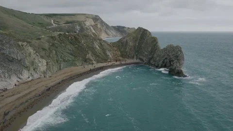Close Aerial View of Durdle Door Beach and Limestone Sea Arch Dorset Vídeo Stock 346738003