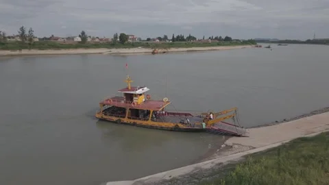 Close-Up Aerial View of Han River Ferry at Bank Vídeos de archivo 343694839