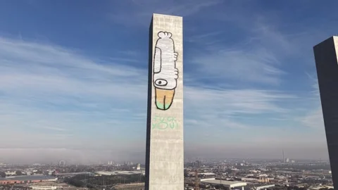 Close aerial view of PAM bird graffiti on Bolte Bridge Vidéo 339078225