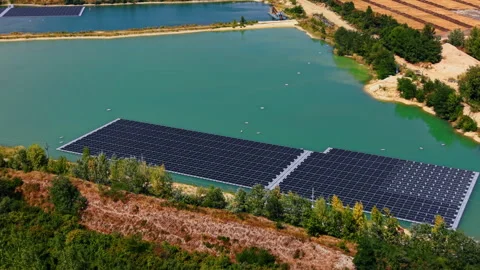 Close aerial view of photovoltaic array floating on green water Vídeo Stock 345830588