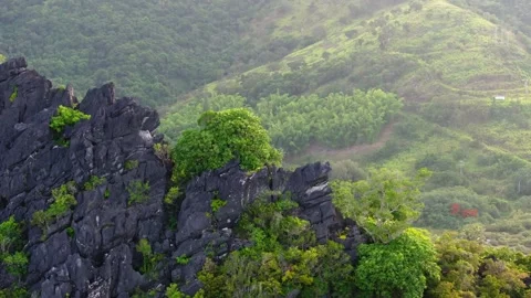 Close aerial view of a rugged tropical rock ridge Vídeos de archivo 345131807