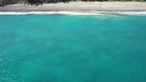 Close aerial view of shallow turquoise water near a beach Stockbeeldmateriaal 278370004