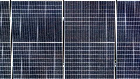 Close-Up Aerial View of Solar Panel Grid Structure Stock-Fotos