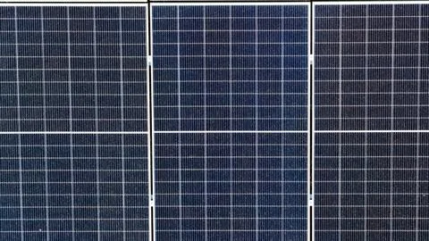 Close-Up Aerial View of Solar Panel Grid Structure Fotos Stock