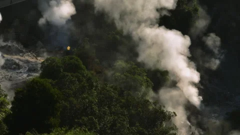 Close-up aerial view of thick volcanic steam plumes rising from geothermal vents 库存影片 335726091