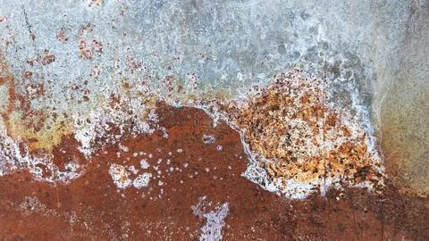 Close-up of aged metal surface with rust, flakes, and weathered paint layer Foto stock