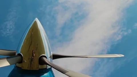 A close-up of an airplane propeller against a background of sky and clouds 库存影片 281940806