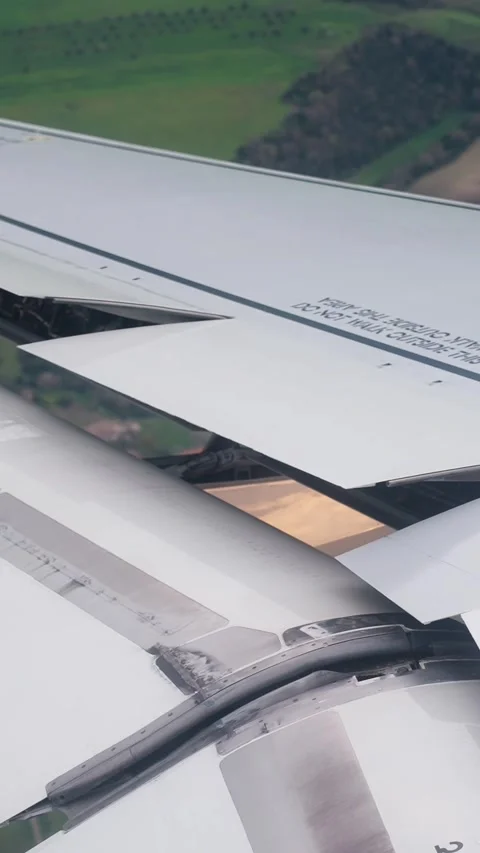 Close-up of an airplane wing during descent with slight turbulence, showing Stockbeeldmateriaal 333649779