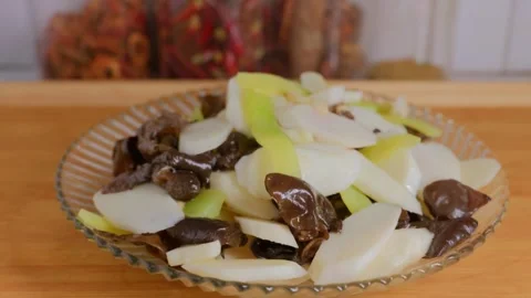 Close-up all-vegetarian dish with mushrooms, lettuce stem and Chinese yam. Vidéo 341836634