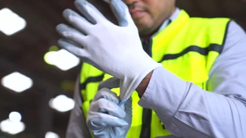 Close up aman technician engineer wearing and adjust protective safety glove. Vidéo 332119430