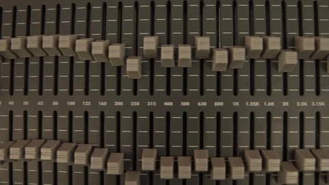 Close up of amp and equalizer for large speaker system location in Kauai Hawaii Vídeos de archivo 121711999